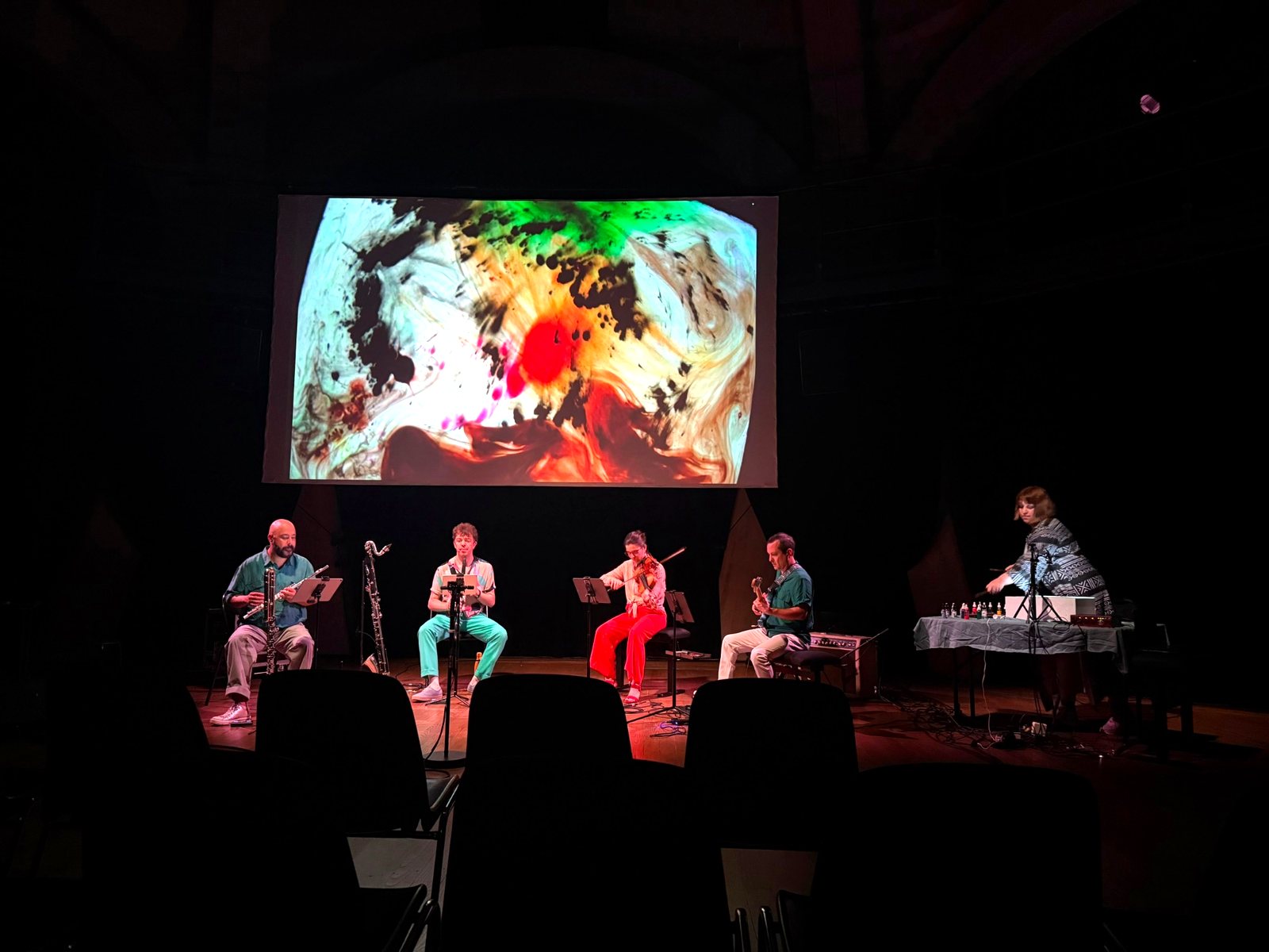 Collective Lovemusic auf der Bühne unter der Live-Marmorierprojektion — grünes und rotes Pigmentfeld