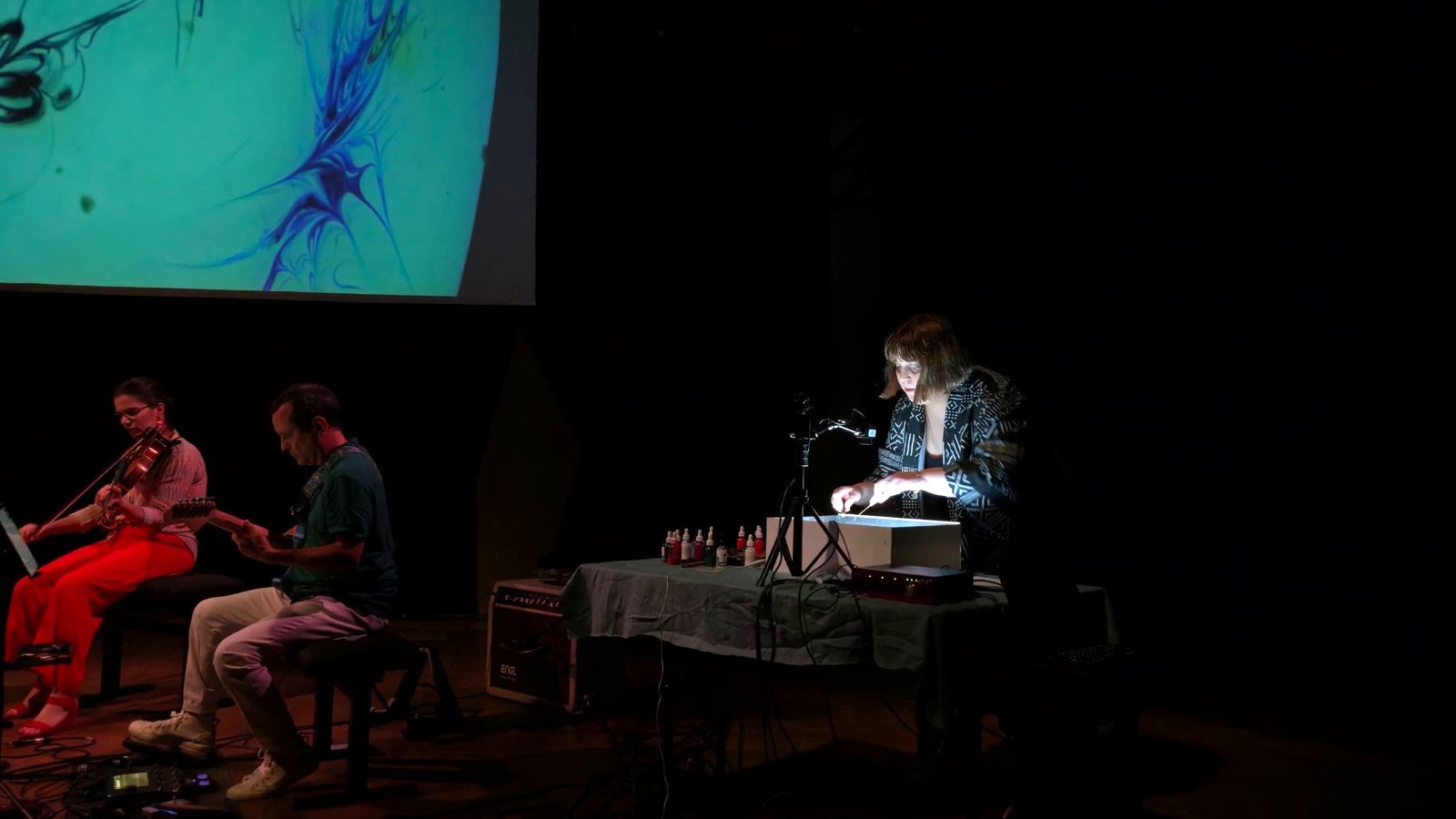 Violine und E-Gitarre mit der Ebru-Station, blaue Projektion dahinter